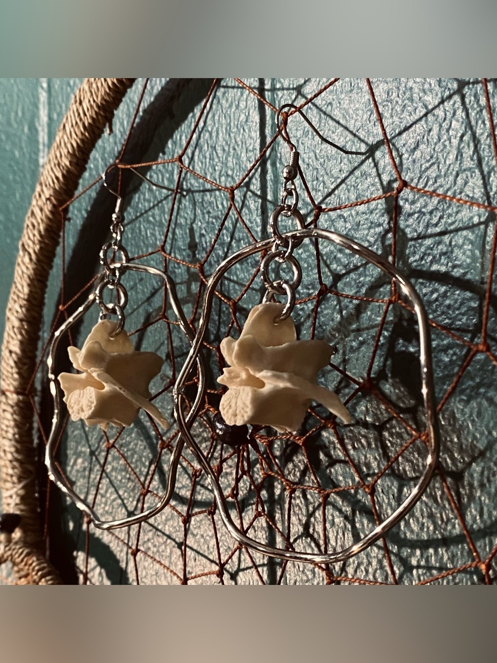 Possum Vertebrae Wavy Hoop earrings - Picture 5 of 5